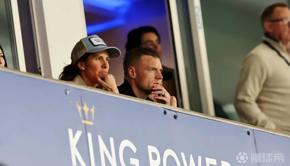 瓦尔迪夫妇观战莱斯特城，后者0-1不敌斯旺西排名英冠第23位