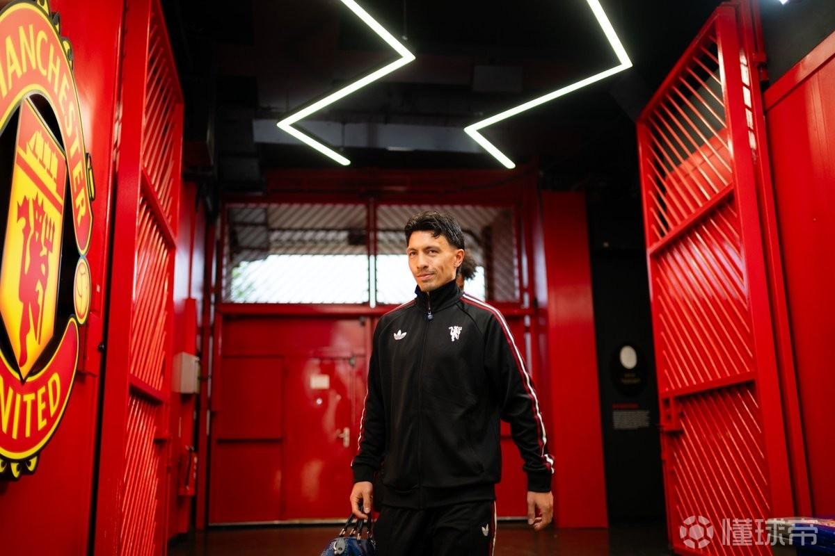 对比上一场曼联首发换4人：乌加特、谢什科、利马、马兹拉维