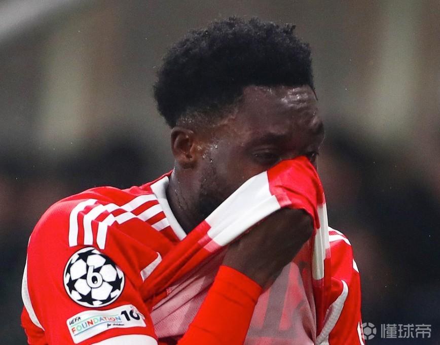 德媒：拜仁可能考虑卖阿方索，但球员的高薪将是转会阻碍