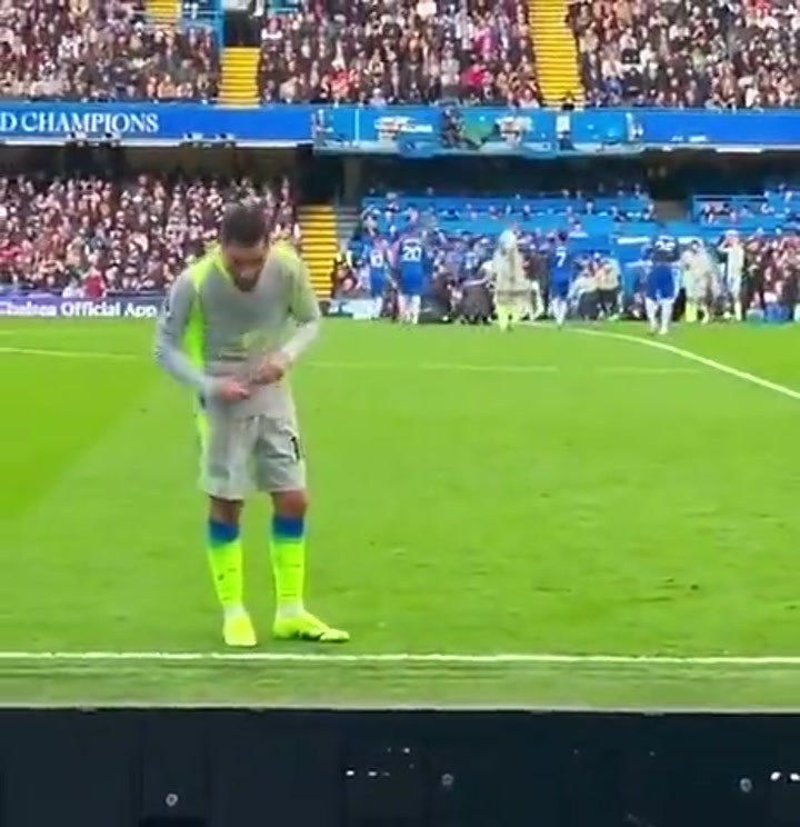 又整活！谢尔基在场上玩扔瓶子游戏