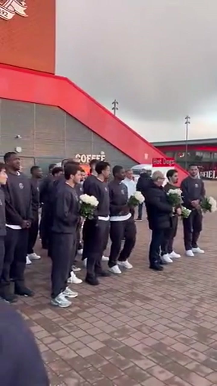 巴黎众将赛前悼念希尔斯堡惨案遇难者 并为若塔兄弟献花