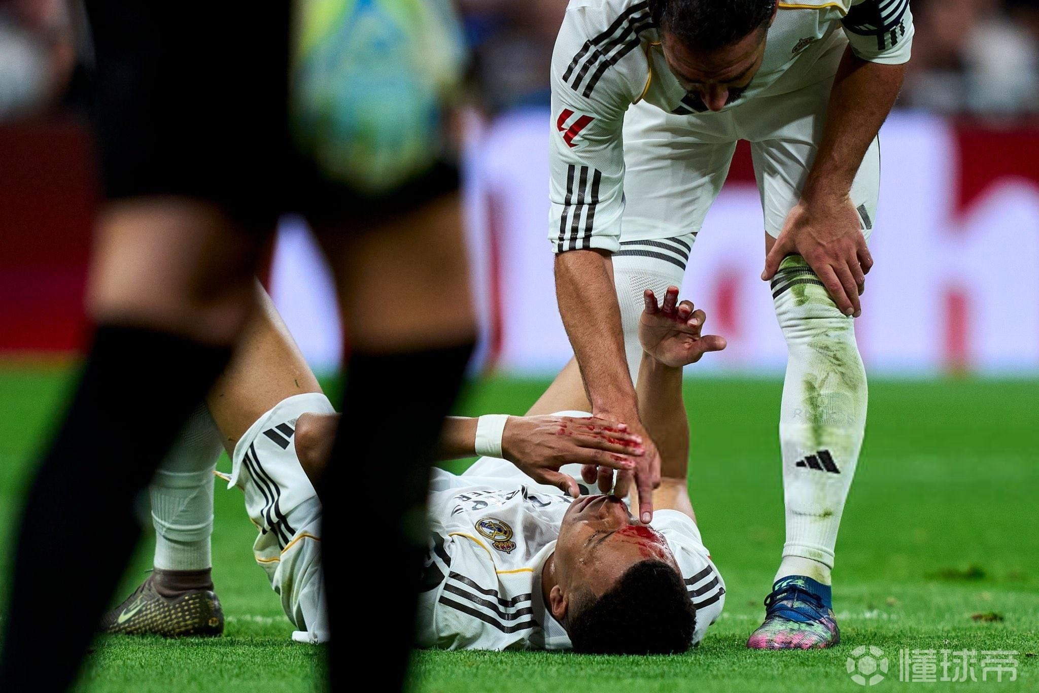 拉奥斯谈姆巴佩被肘击犯规：VAR应该帮助主裁判并提示点球