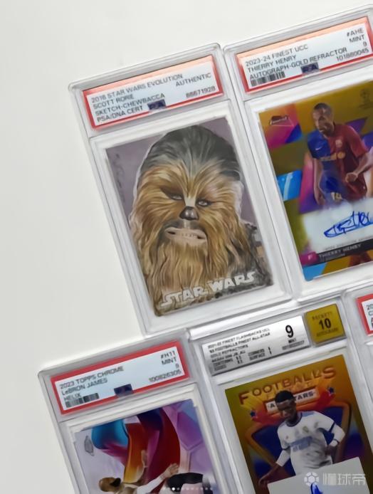 汉密尔顿分享自己收藏的球星卡，包括维尼修斯、亨利和詹姆斯