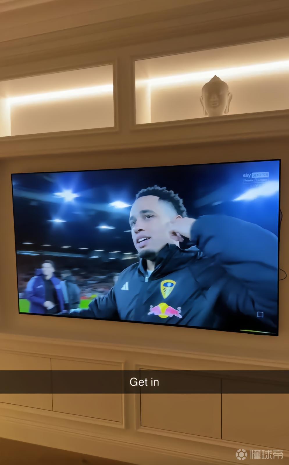 偷着乐呢？哈兰德晒出自己观看利兹联战胜曼联直播的照片