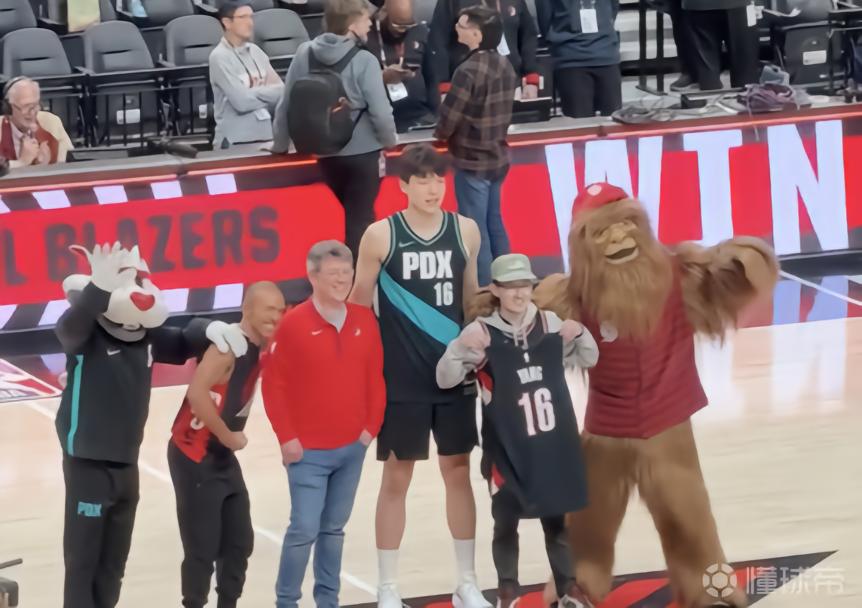 半世纪热爱，杨瀚森送球衣给一位从1971年起支持球队的老球迷