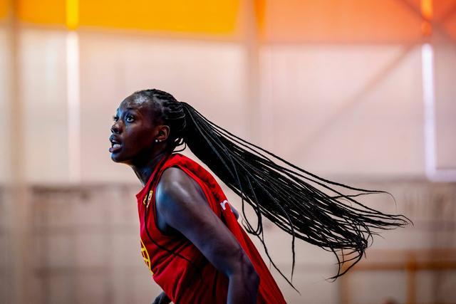 摆摊家庭出凤凰！西班牙天才少女成WNBA探花，追平加索尔神迹