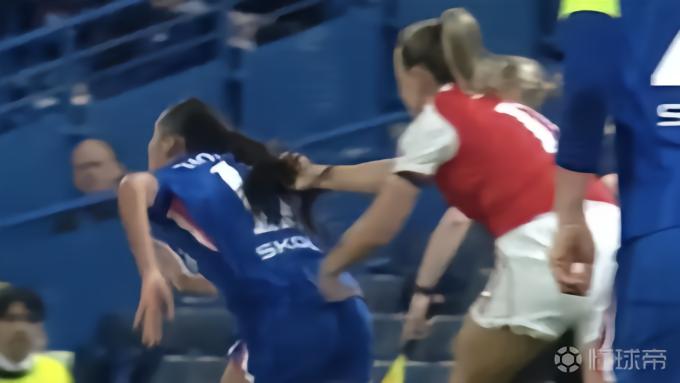 引争议，利马“轻拽”头发吃红牌，枪手女足球员拽辫子却未犯规