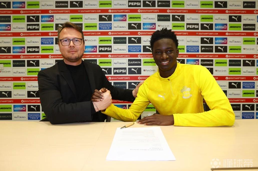 官方：南安普顿签下17岁马里中场通卡拉，球员夏窗正式加盟