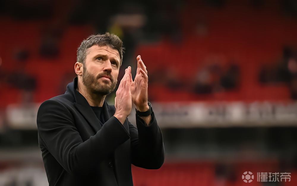 跟队：若马奎尔被追加处罚，曼联中卫位置只剩约罗、海文可用