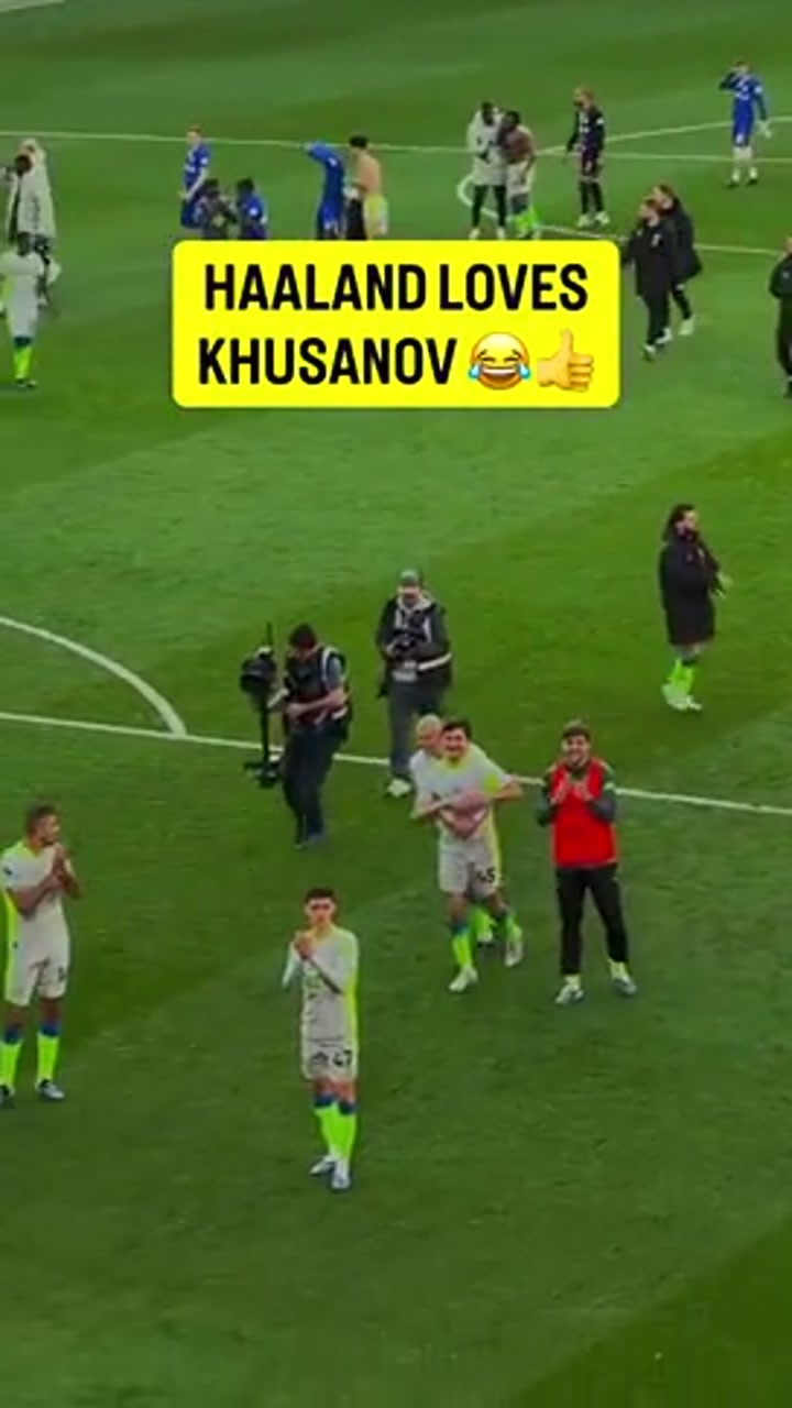 胡桑诺夫赛后不好意思接受掌声 哈兰德把他推到看台前