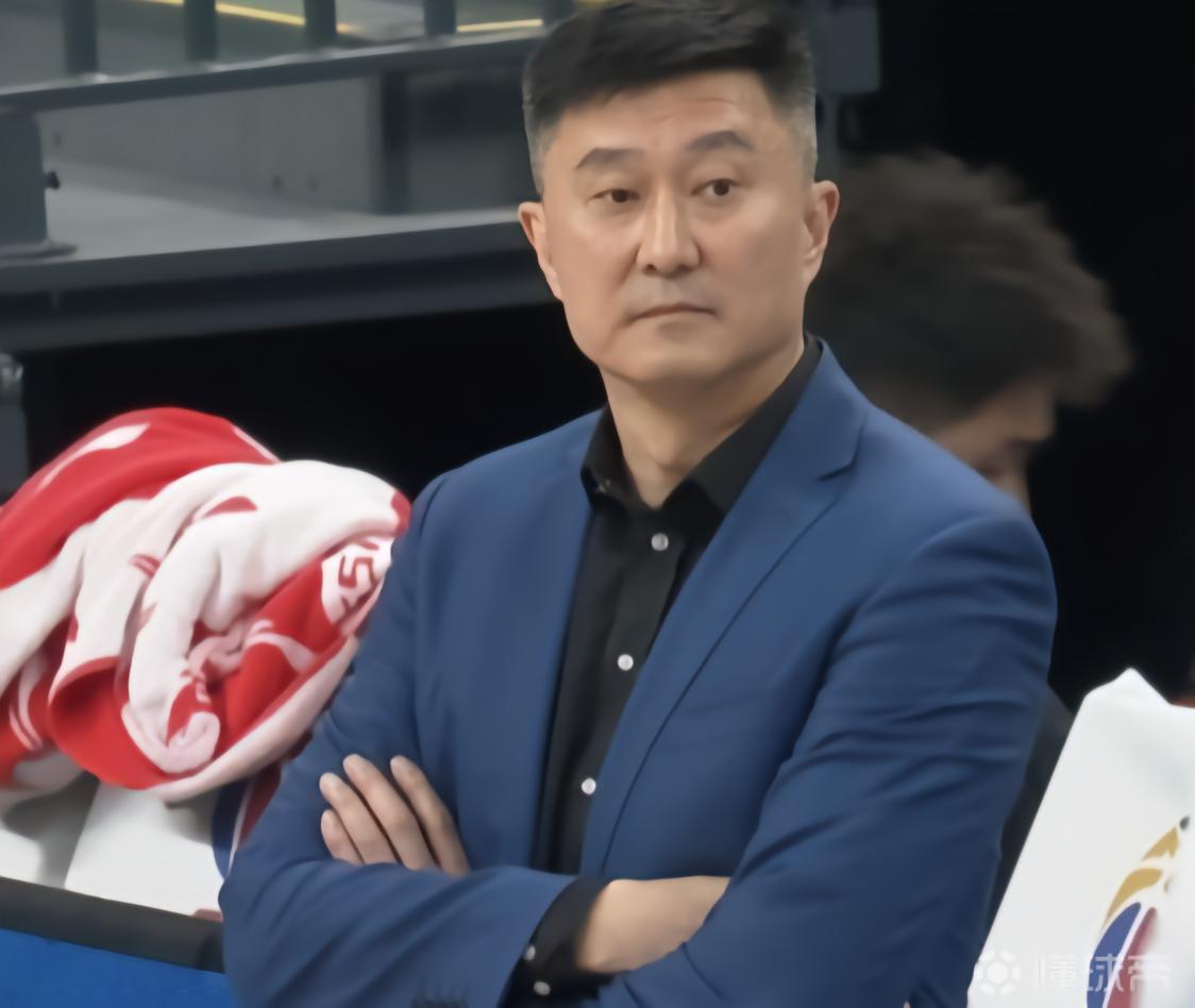 官方：杜锋突发不适已经就医，今晚由助教拉科维奇暂代指挥