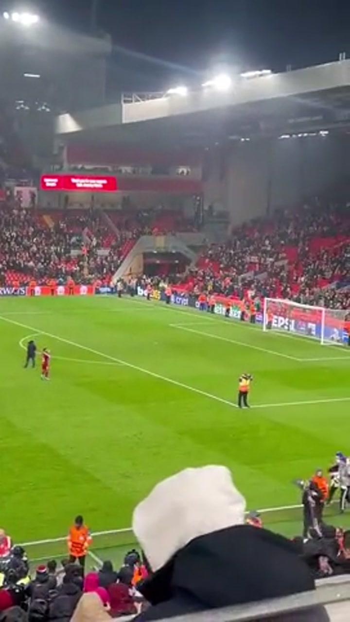 红军生涯欧冠最后一战！实拍萨拉赫收到球迷鼓掌致敬