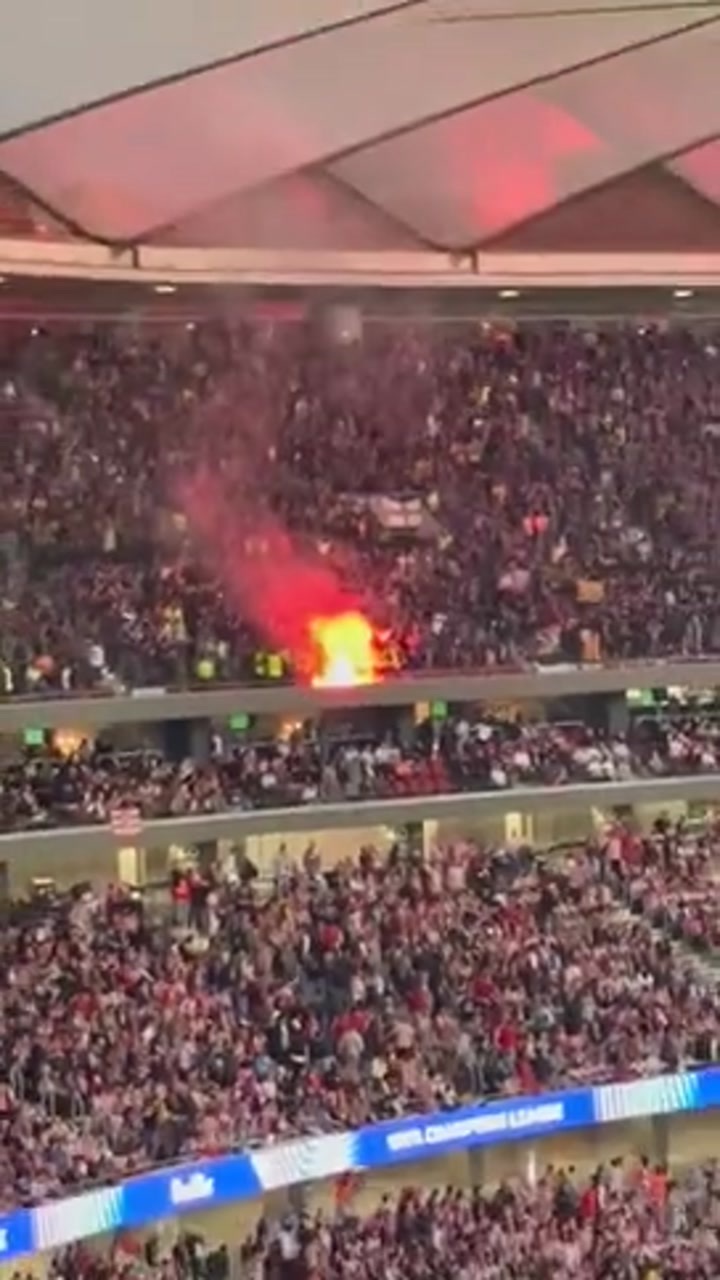 巴萨球迷区因进球庆祝点燃焰火 安保火速出动将其扑灭