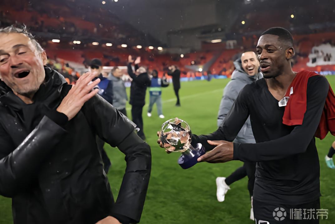 功不可没，登贝莱把全场最佳奖杯献给恩里克