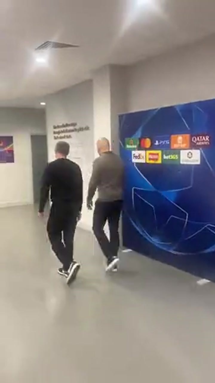 斯洛特与恩里克赛后笑着边走边聊