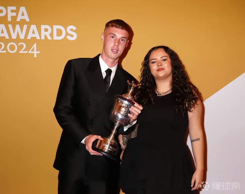 球迷调侃帕尔默很快加盟曼联，其姐姐否认：我驳斥