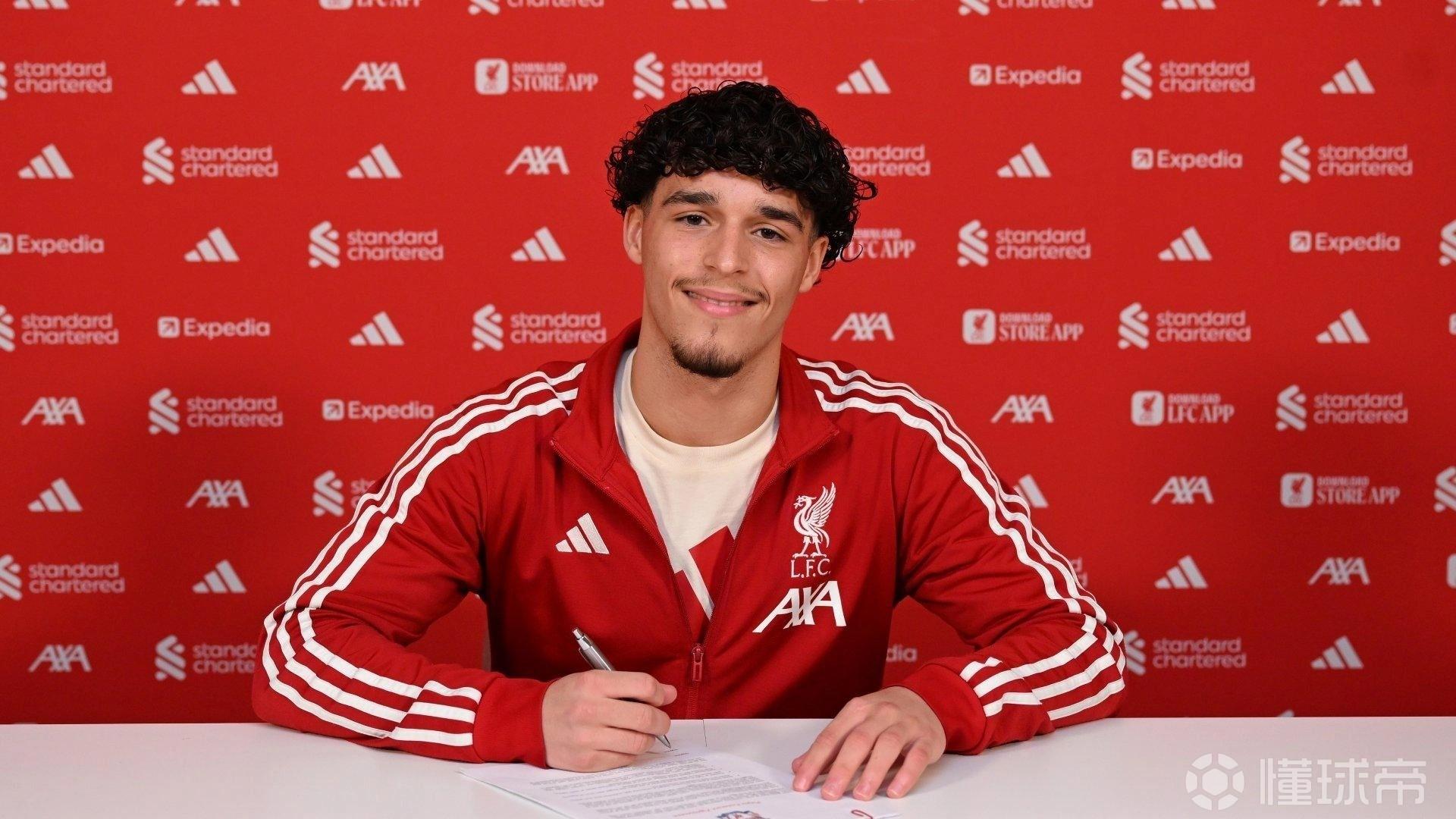 利物浦官方：18岁后卫埃斯代尔与俱乐部签下首份职业合同