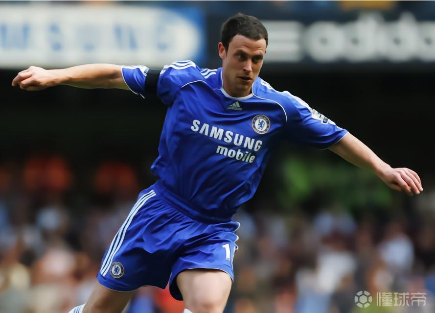 蓝军旧将布里奇在看台庆祝曼城赢球，他是曼城电视台团队一员