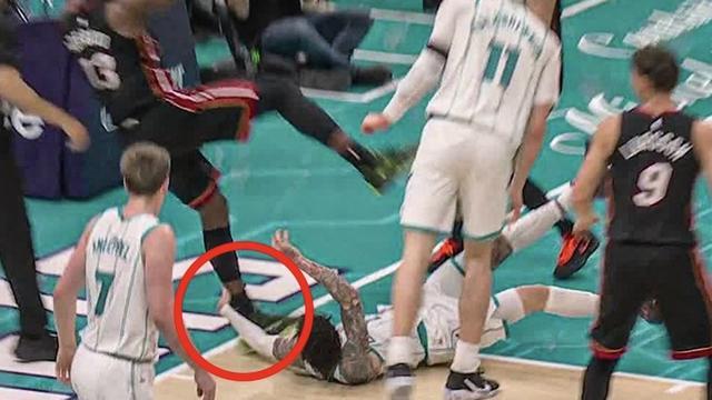 三球下绊子惹众怒！阿德巴约惨遭拉拽伤退，热火遭重创