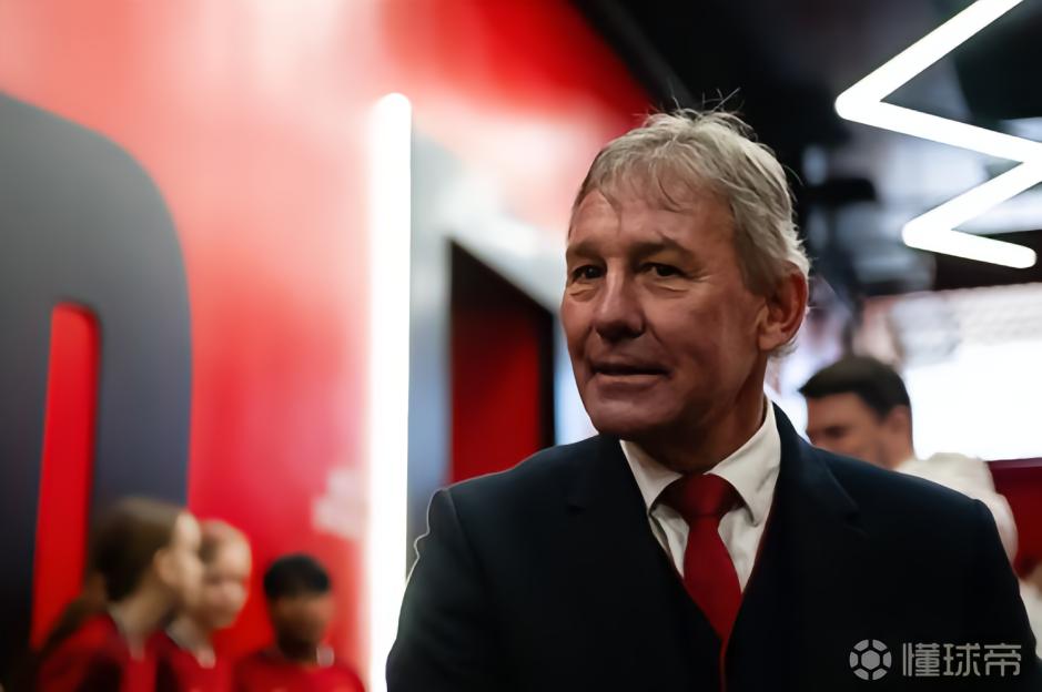 邮报：卡里克邀请罗布森到卡灵顿观看训练，后者二月已曾来访