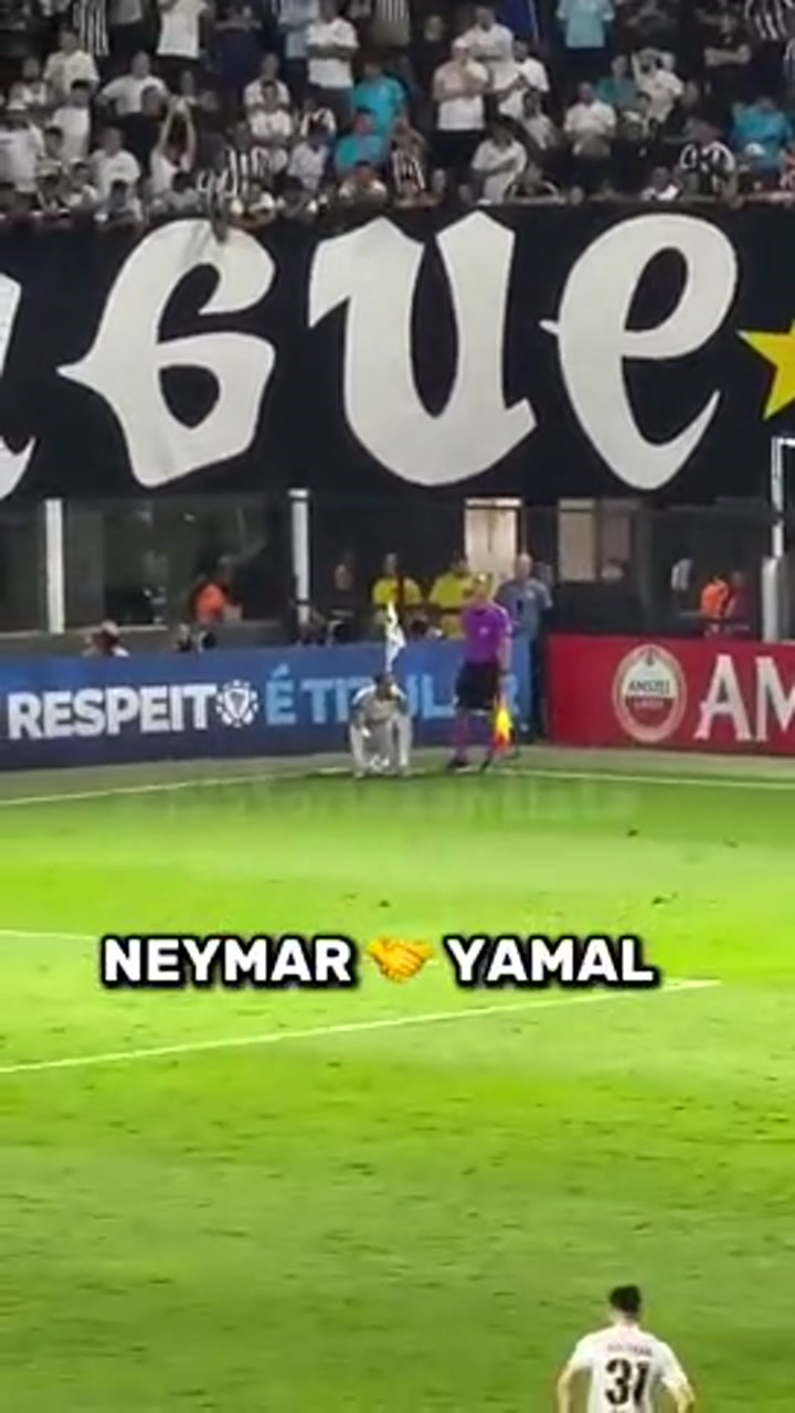 声援好友？内马尔今天模仿亚马尔坐在球上