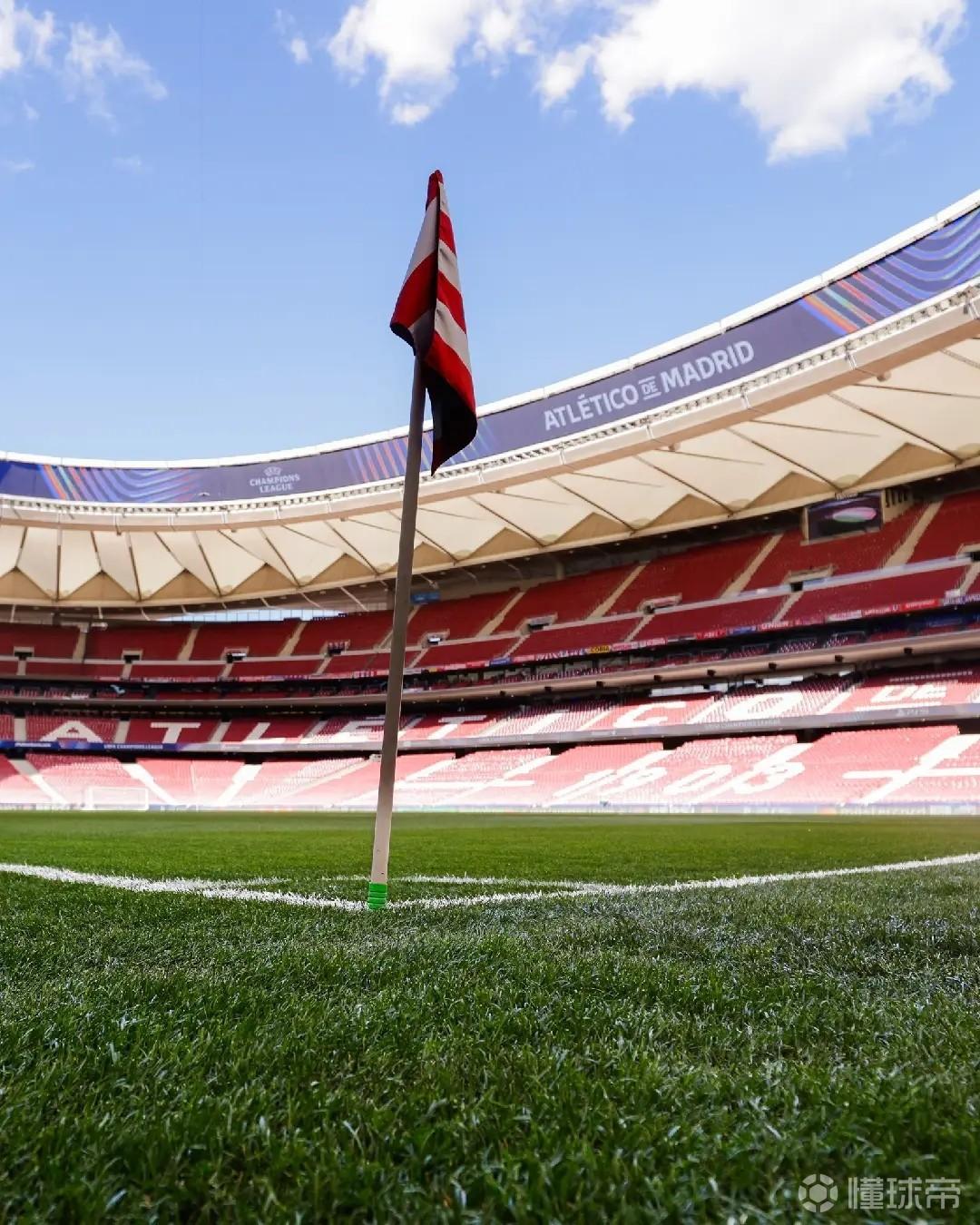 此前曾被巴萨投诉，马竞社媒晒草皮照片：喜欢清晨草地的味道