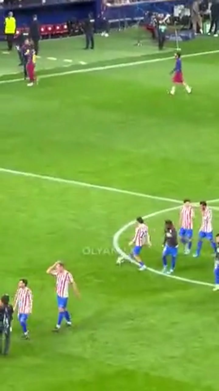 球迷实拍：赛后所有巴萨球员都在谢场 除了一个人