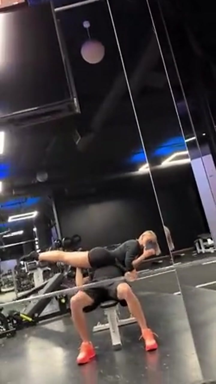 保持最佳状态？穆德里克举起女友做卧推