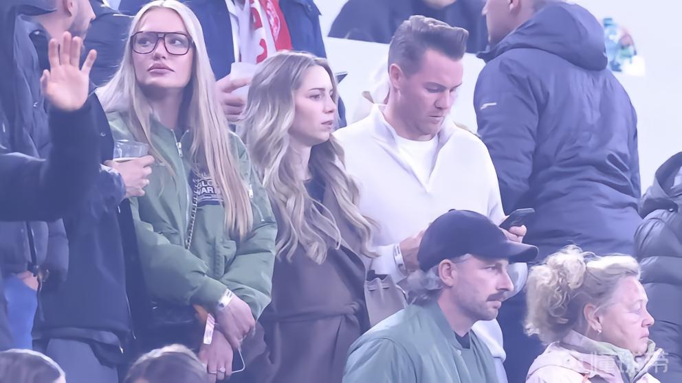 诺伊尔妻子挺着孕肚现身安联球场，两人即将迎来第二个孩子