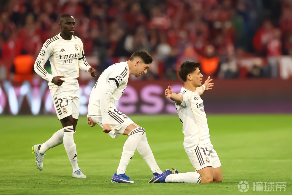 创造历史，居莱尔是首位在欧冠淘汰赛梅开二度的土耳其球员