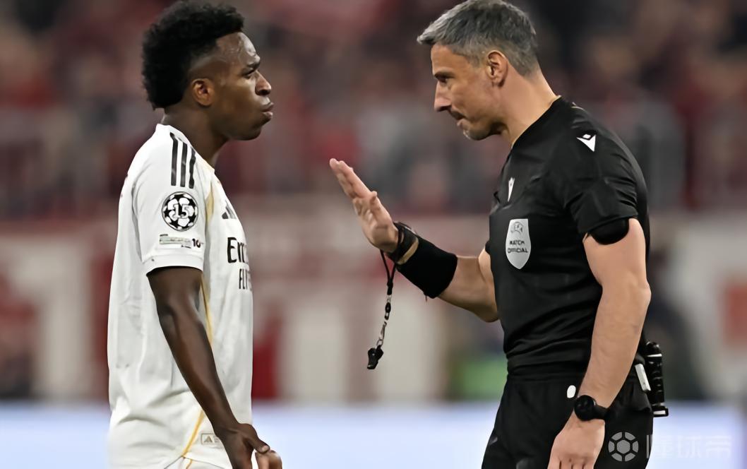 不满其故意推倒基米希，拜仁球迷不断对维尼修斯发出嘘声