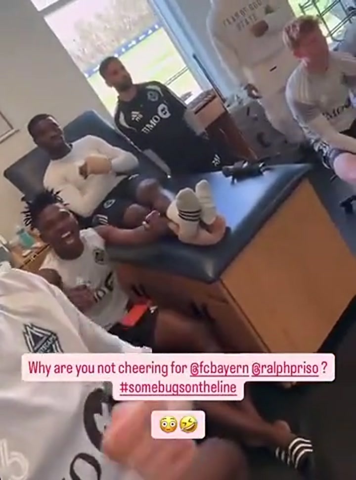 穆勒带着温哥华白浪队友看欧冠比赛，为拜仁加油！