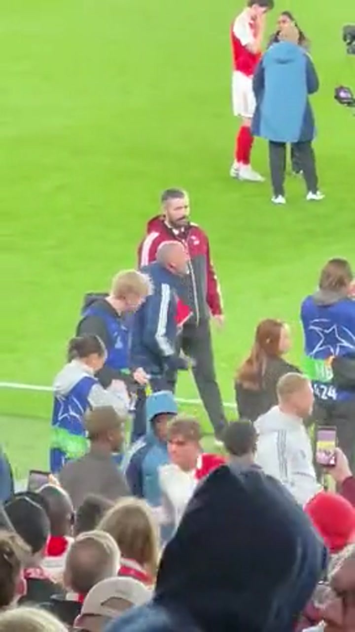 晋级欧冠四强！比赛中伤退的马杜埃凯一瘸一拐地进行庆祝