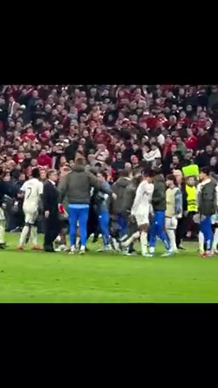 实拍赛后皇马球员追着裁判要说法 一直到球员通道