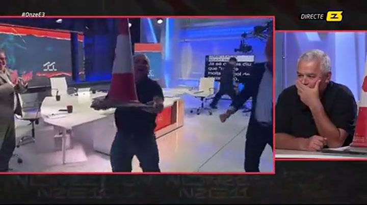 加泰罗尼亚电视台TV3的记者们庆祝皇马欧冠被淘汰