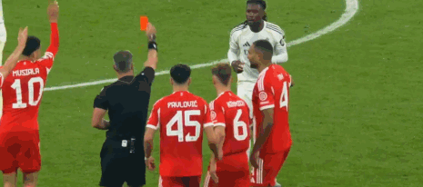 争议！主裁向卡马文加出示第二黄后 在拜仁提醒下才掏出红牌