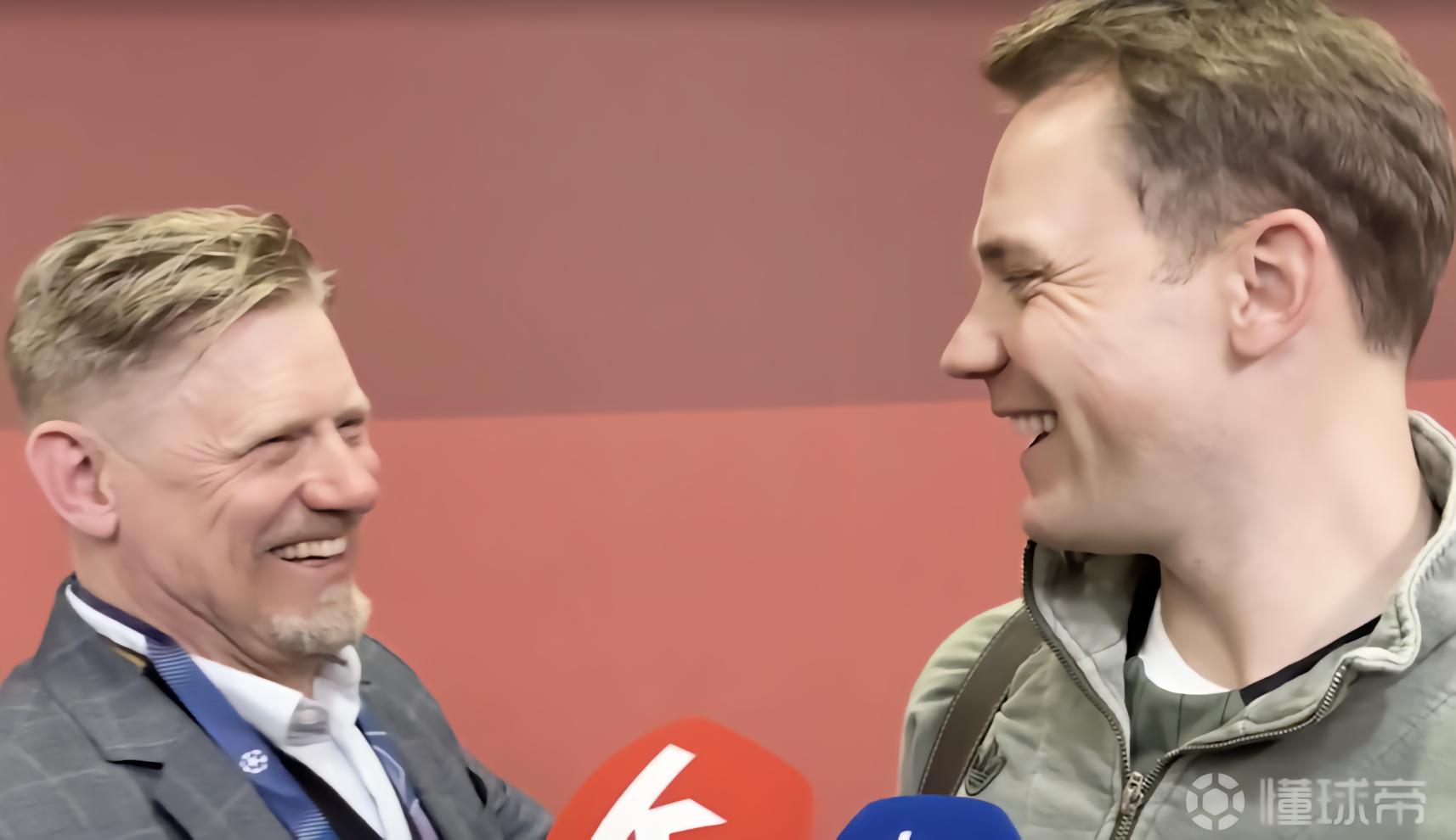 舒梅切尔和诺伊尔开玩笑：你想让比赛再变得刺激一点，对吧？