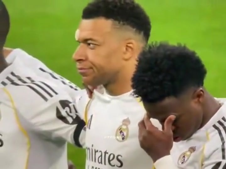 赛前默哀仪式德国球迷响起阵阵喧哗 姆巴佩无奈摇头