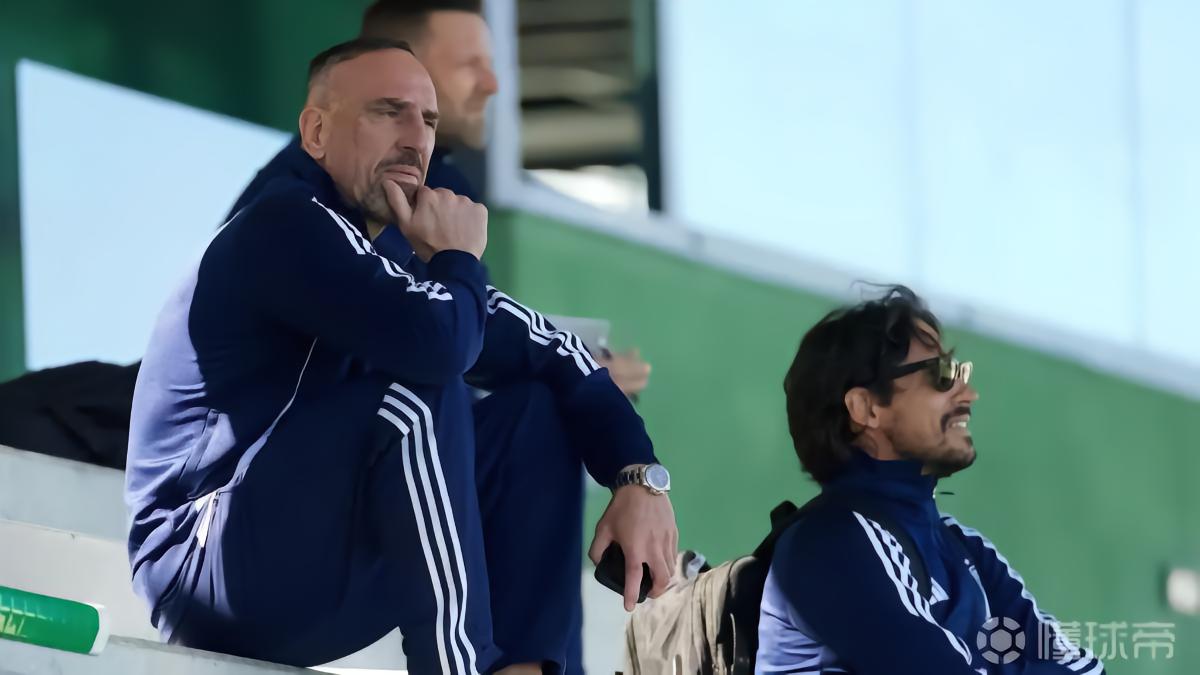 正在进行教练员培训课程，里贝里观看桑坦德竞技的训练并学习