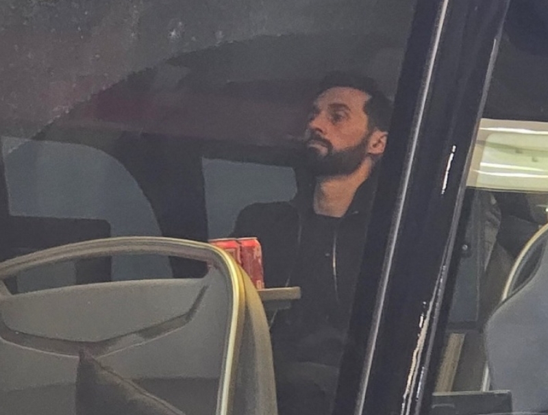 阿韦洛亚被拍到乘坐大巴离开时头靠后座满脸愁容