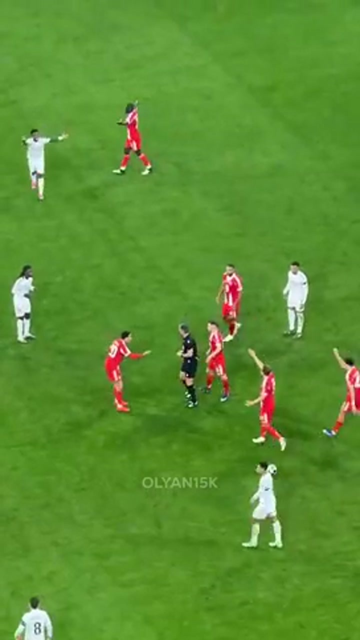 实拍卡马文加红牌 贝林厄姆怒锤草坪发泄