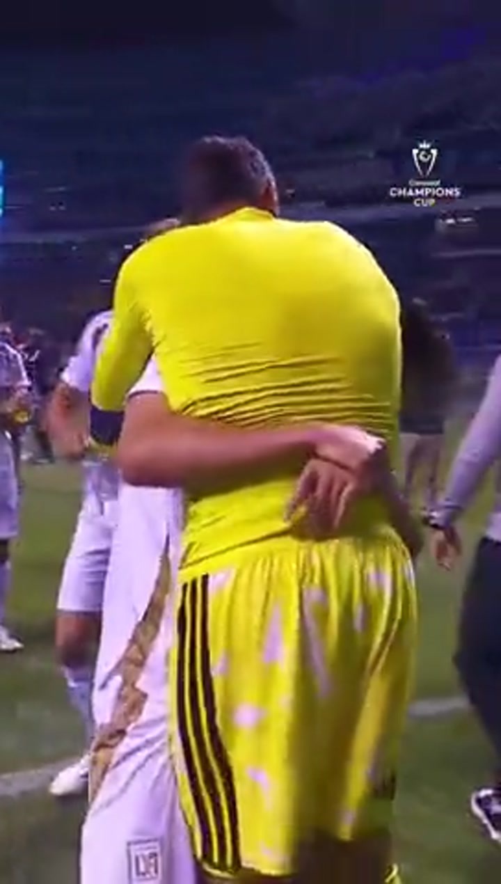 孙兴慜与洛里赛后开心庆祝晋级冠军杯半决赛