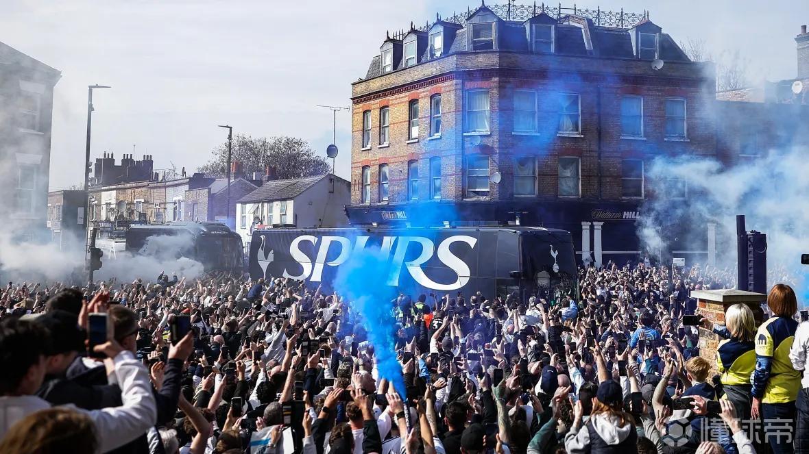 德泽尔比不让球员坐大巴，并提前去球场，球迷欢迎仪式被迫取消