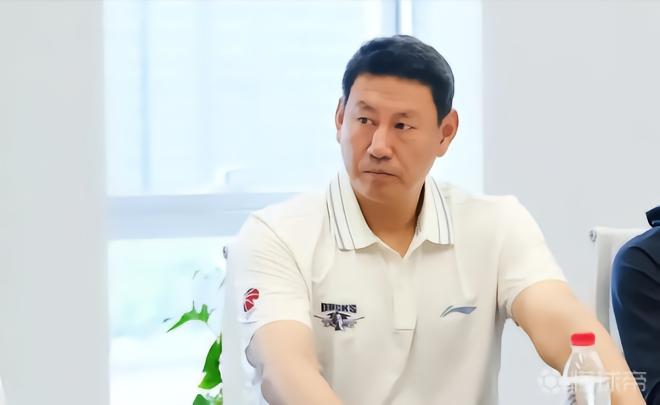 三年之期已到！媒体人：李楠明日将在场边辅佐许利民指挥比赛
