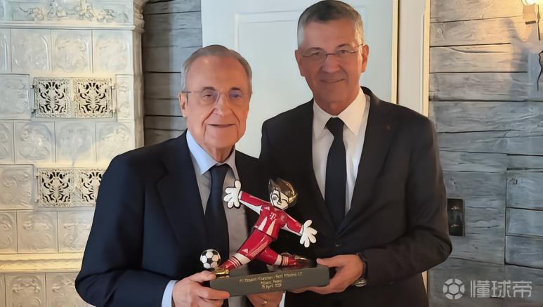 传统环节，海纳赛前与弗洛伦蒂诺会面并赠送纪念礼物