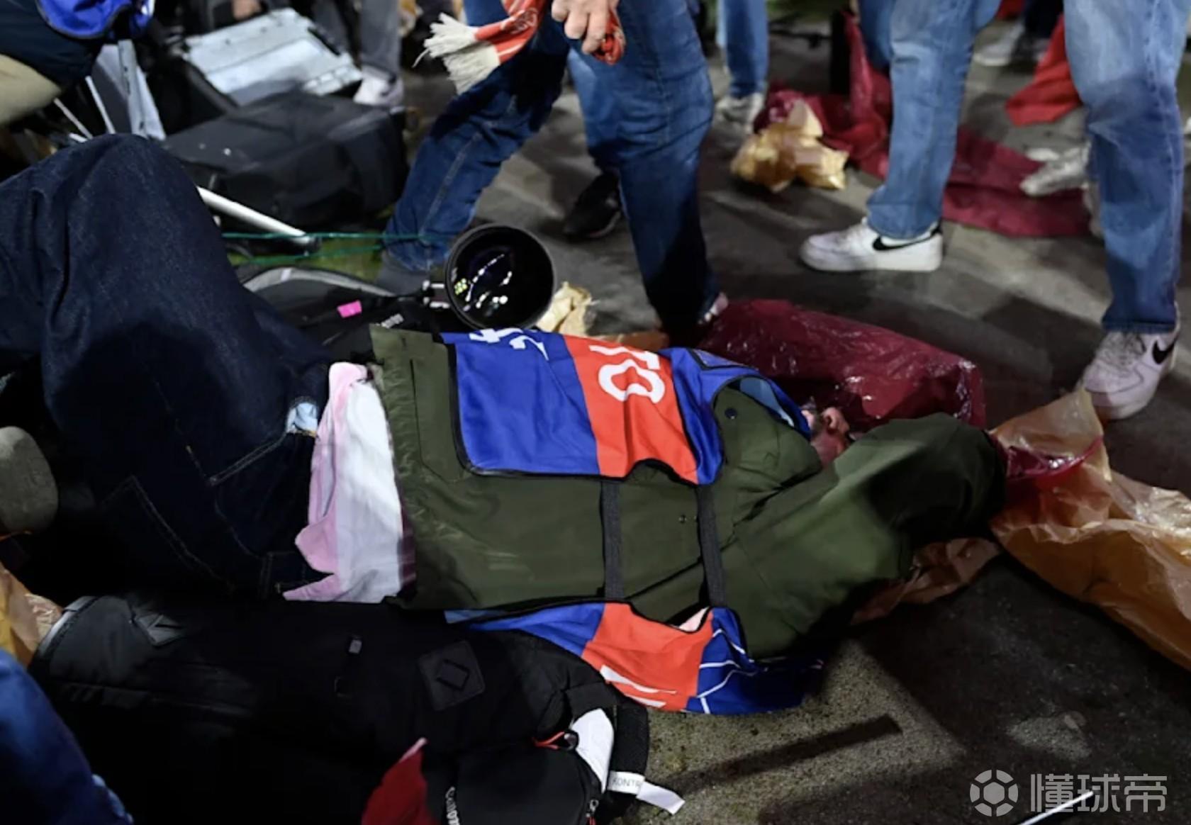 图片报：奥利塞进球后极端球迷冲上场庆祝，一记者被踩踏昏迷