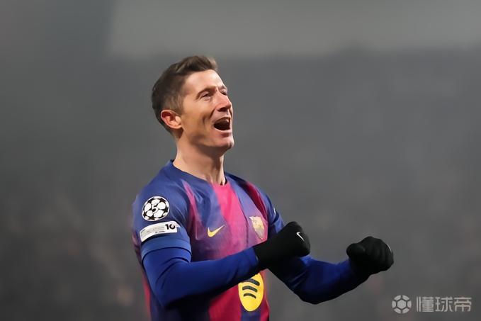 罗马诺：莱万对巴萨提供的续约报价并不满意，谈判仍在继续