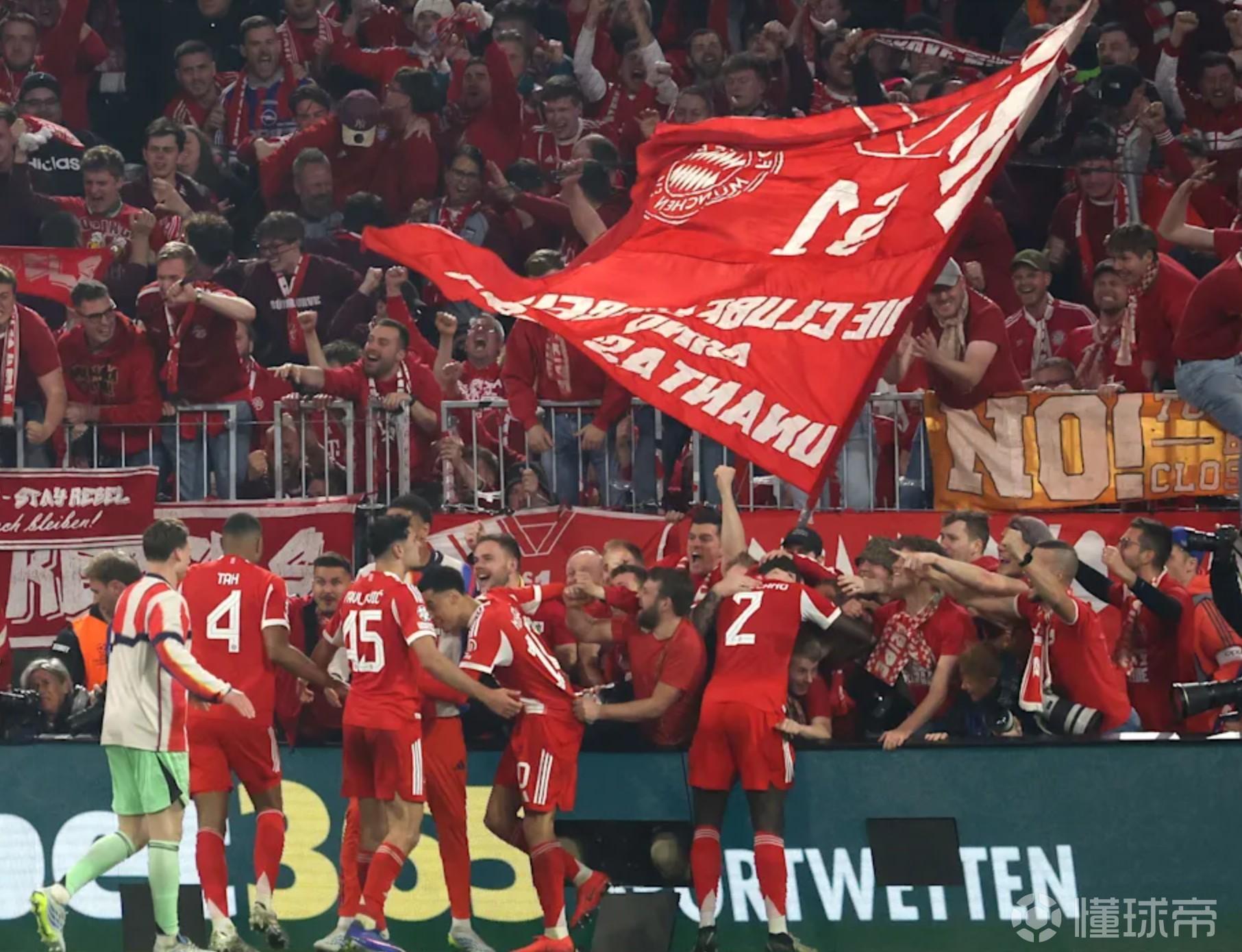 拜仁球迷冲场庆祝导致两名摄影师受伤，警方已经介入调查