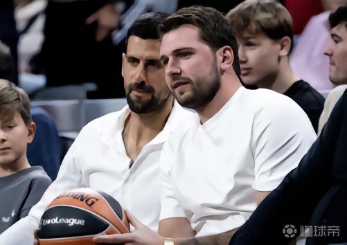 德约和东契奇现场观战皇马男篮欧冠比赛，两人均获赠皇马球衣