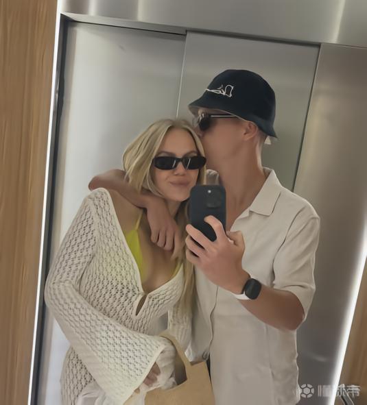 放松心情，奥尔莫晒与女友游玩照片